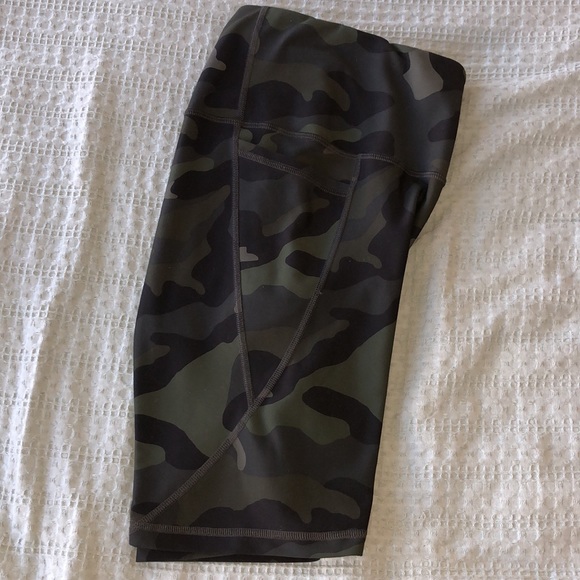 Old Navy Camo High-Waisted PowerSoft Side-Pocket Biker Shorts -- 8-inch inseam - Picture 6 of 7